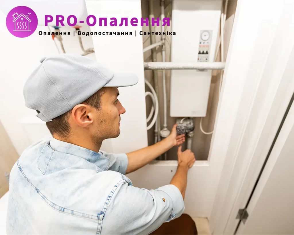 Майстер встановлює компактний електричний котел в нішу