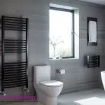 Черный электрический полотенцесушитель в ванной