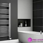 Электрический полотенцесушитель из нержавеющей стали в современном интерьере