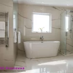 Рушникосушка нержавійка в дизайні мармурової ванної кімнати